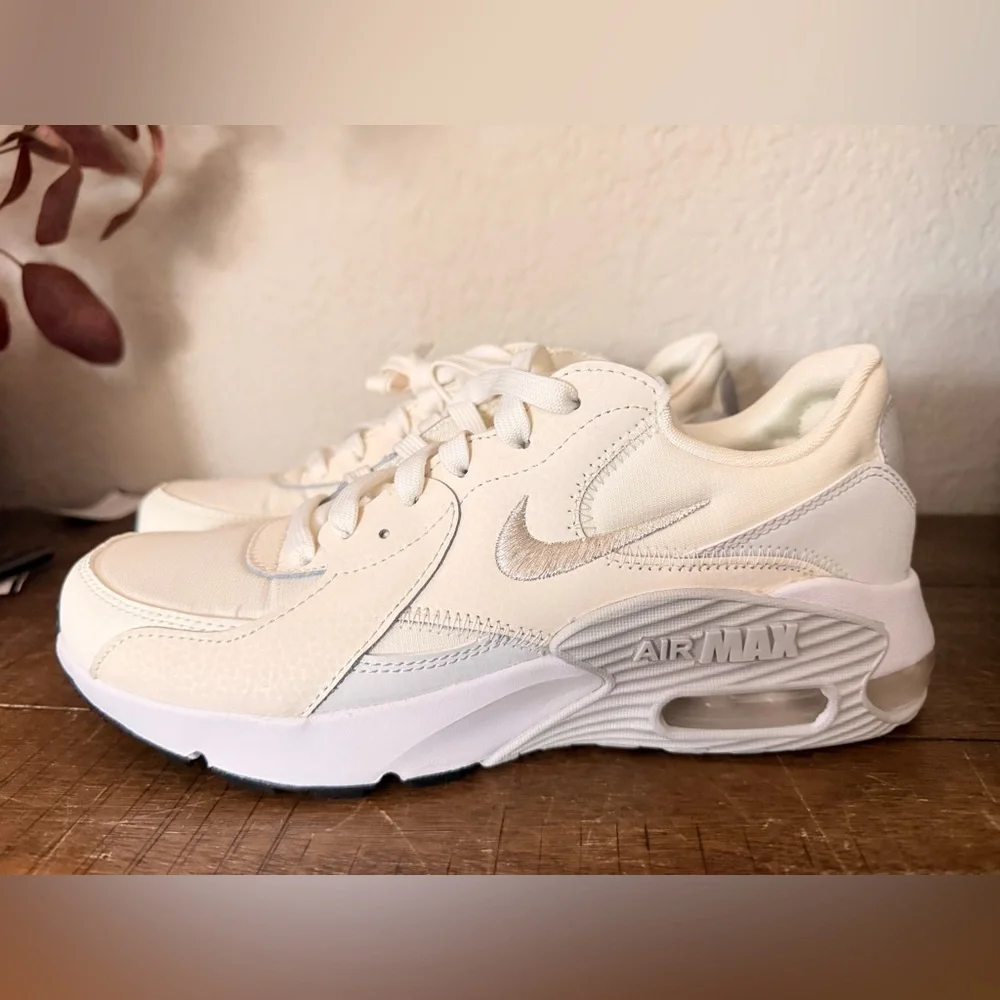 Nike WOMEN'S NIKE AIR MAX EXCEE SNEAKERS size 8 NEW DX0113-002 NNT